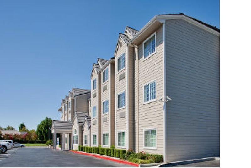 Days Inn & Suites By Wyndham Antioch Exterior photo